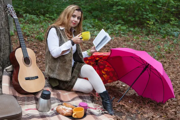 Potret perempuan saat piknik — Stok Foto