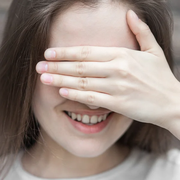 Vrouw verbergt haar gezicht palm — Stockfoto