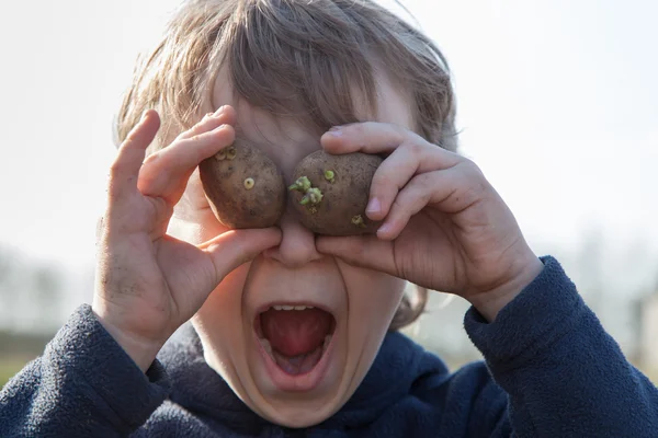 Portrait de garçon aux pommes de terre — Photo