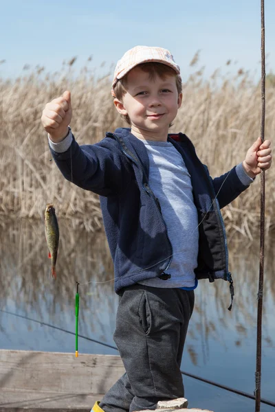 Niño mientras pesca —  Fotos de Stock