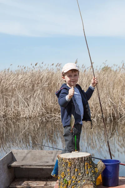 Niño mientras pesca — Foto de Stock