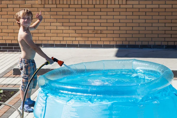 Junge füllt sich mit Wasser — Stockfoto