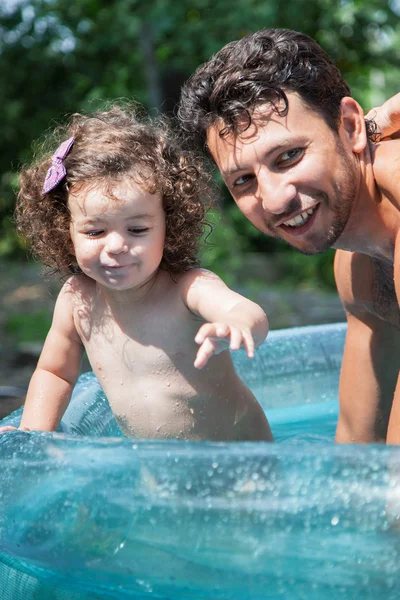 Pai e filha na piscina — Fotografia de Stock