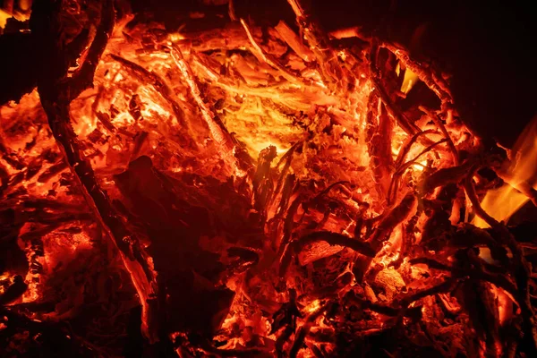 Καίγοντας Καυσόξυλα Στο Τζάκι Κοντά — Φωτογραφία Αρχείου