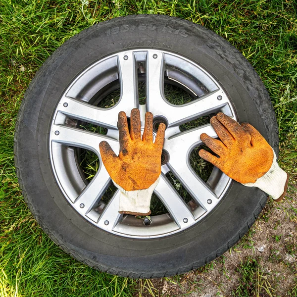 Roda Automotiva Tiro Para Substituição Deitado Grama Verde Livre Luvas — Fotografia de Stock