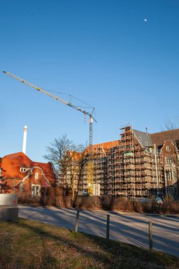 Berlin, Almanya 'da eski bir evin yenilenmesi, iskele ve vinç