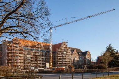 Berlin, Almanya 'da eski bir evin yenilenmesi, iskele ve vinç