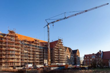 Berlin, Almanya 'da eski bir evin yenilenmesi, yapı iskelesi ve inşaat vinci