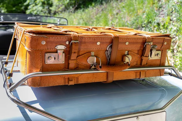 Valise Cuir Jaune Sur Coffre Une Vieille Voiture Décapotable — Photo