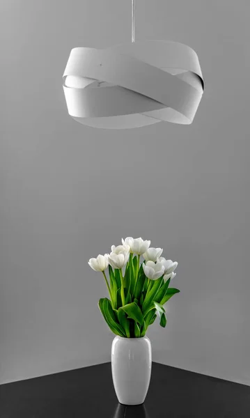 Bouquet White Tulips Vase Black Table Designer Lamp — Stockfoto