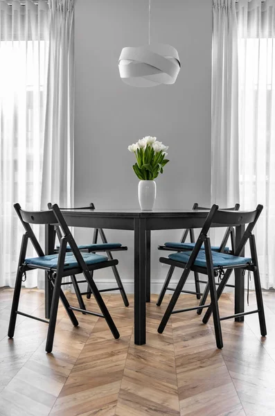 Bouquet White Tulips Vase Black Table Room Designer Lamp — Stockfoto