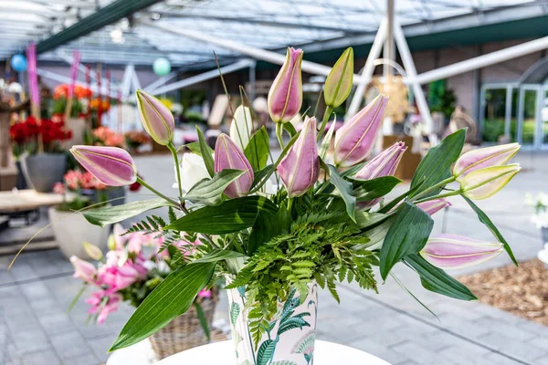 Bouquet Pink Flowers Stands Vase Exhibition —  Fotos de Stock