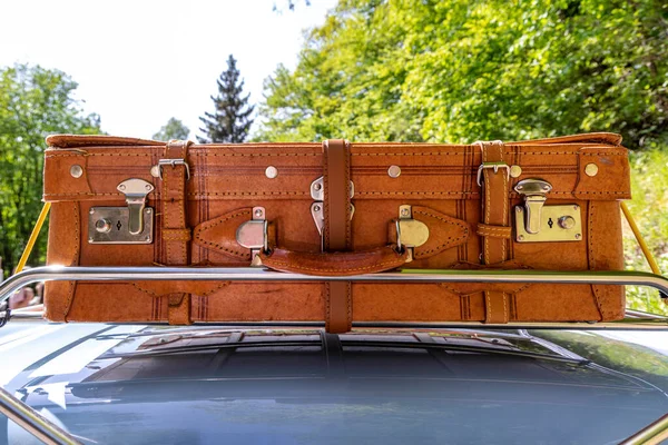 旅行箱 用黄色皮革制成 装在一辆旧的敞篷车的行李箱上 — 图库照片