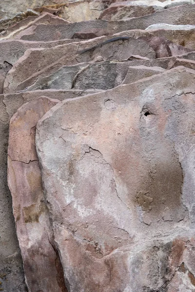 Nşaat Alanında Bir Yığın Kahverengi Taş Duvarların Yeniden Inşası Için — Stok fotoğraf