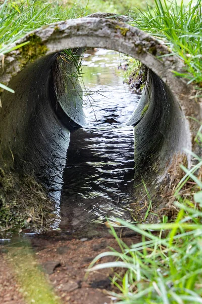 Fluxo Atravessa Tubo Concreto — Fotografia de Stock