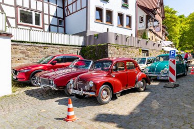 Schieder-Schwalenberg, Kuzey Ren-Vestfalya, Almanya, 8 Mayıs 2022: Klasik araba şovu. Önplanda Oldsmobile ve Renault