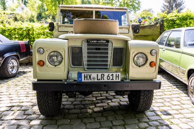 Schieder-Schwalenberg, Kuzey Ren-Vestfalya, Almanya, 8 Mayıs 2022: Klasik araba şovu, Land Rover 88 Serie III, ön manzara