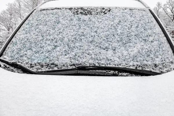 Bilen Snötäckt Ett Snöfall Snöiga Träd Bakgrunden — Stockfoto