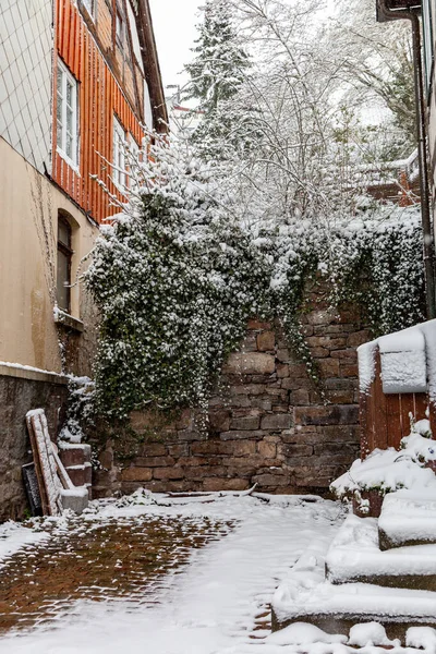 Starożytny Dziedziniec Niemieckim Mieście Śniegu Bruku Porośniętym Bluszczem Pokrytym Śniegiem — Zdjęcie stockowe