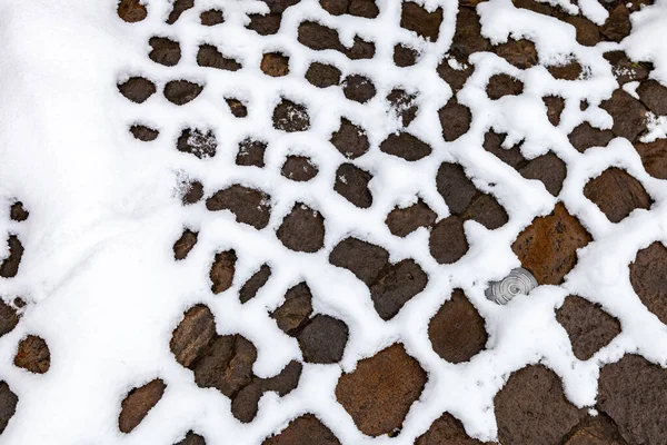 Kopfsteinpflaster Mit Schnee Bedeckt Natürlicher Hintergrund Nahaufnahme — Stockfoto