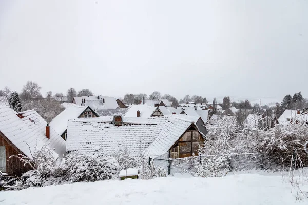 冬は旧市街の家屋の屋根が雪で覆われている — ストック写真