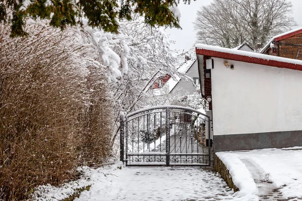 Vstup Dvůr Zimě Brána Pěšina Keře Jsou Pokryty Sněhem — Stock fotografie