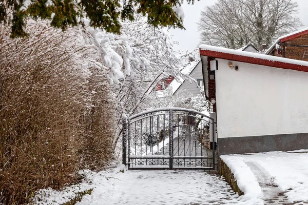 Ingresso Cortile Inverno Cancello Sentiero Cespugli Sono Coperti Neve — Foto Stock