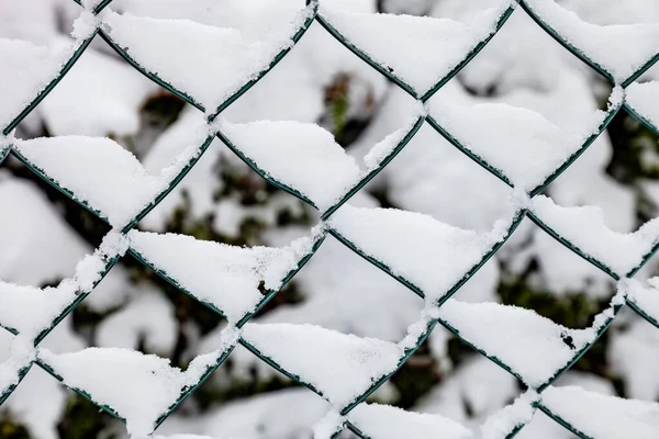 Řetězec Plot Sněhem Pozadí Zimě Zavřít — Stock fotografie