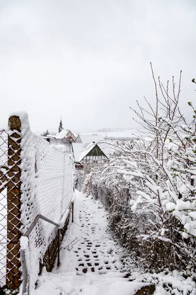 古いヨーロッパの町の茂みの間の雪の道 — ストック写真