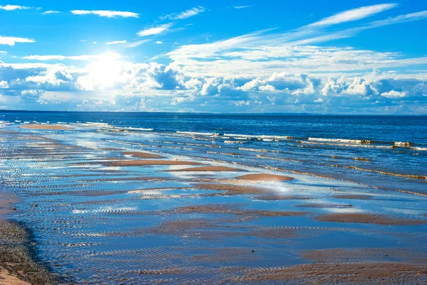 Blaues Meer und blauer Himmel — Stockfoto