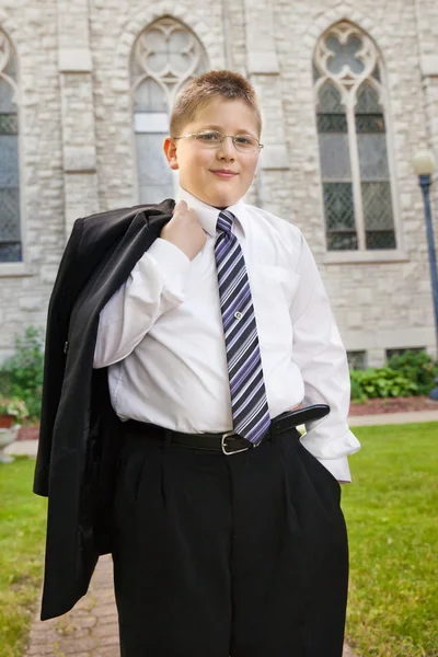 Vit pojke i kostym utanför kyrkan — Stockfoto