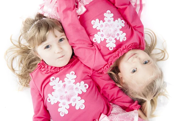 Systrar i matchande vinter kläder — Stockfoto