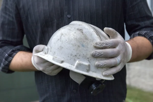 Konstruktion handledare med handskar och hjälm — Stockfoto