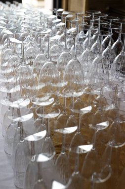 Yemek servisi düğün ya da etkinlik için şarap bardaklarını dizmiş.