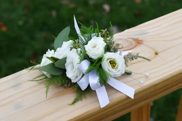 Formelle Weiße Rose Hochzeit Boutoniere Blumenarrangement — Stockfoto