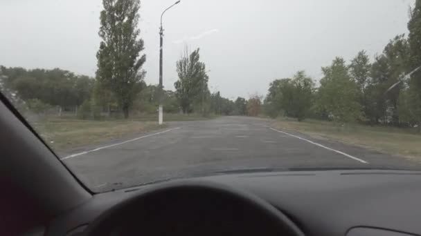 Conductor Conduciendo Bajo Lluvia Mal Tiempo Coche Grieta Parabrisas — Vídeos de Stock