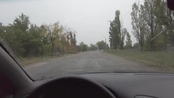 Řidič Jede Dešti Špatné Počasí Autě Prasklina Čelním Skle — Stock video