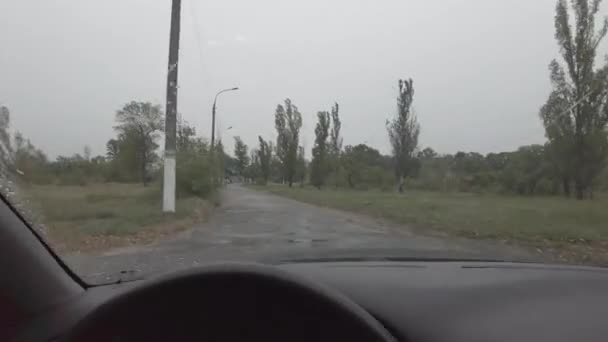 Conductor Conduciendo Bajo Lluvia Mal Tiempo Coche Grieta Parabrisas — Vídeo de stock