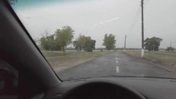 Conductor Conduciendo Bajo Lluvia Mal Tiempo Coche Grieta Parabrisas — Vídeo de stock