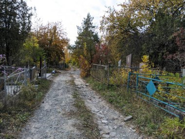 Sonbaharda eski bir mezarlık. Mezar taşları. Mezarlıktaki anıtlar..