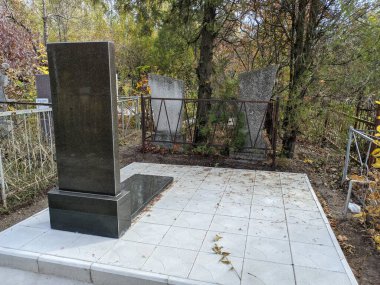 Sonbaharda eski bir mezarlık. Mezar taşları. Mezarlıktaki anıtlar..