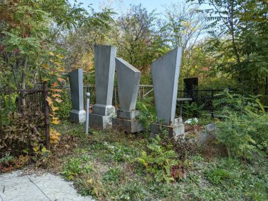 Sonbaharda eski bir mezarlık. Mezar taşları. Mezarlıktaki anıtlar..