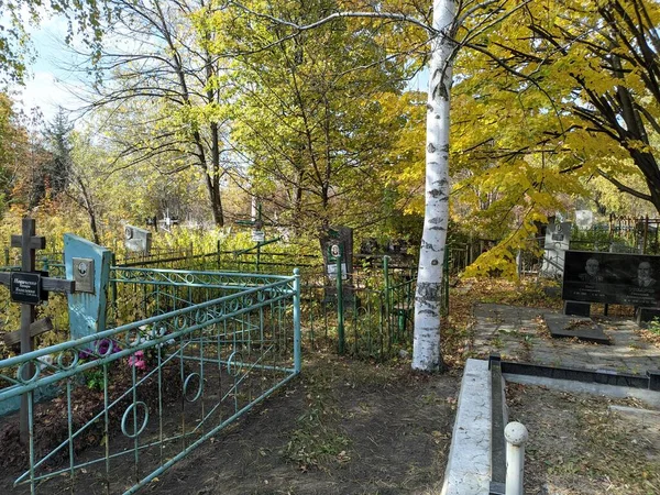 Viejo Cementerio Otoño Lápidas Monumentos Cementerio —  Fotos de Stock