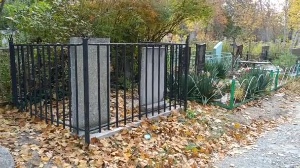 秋の古い墓地 墓石だ 墓地にある記念碑 — ストック動画