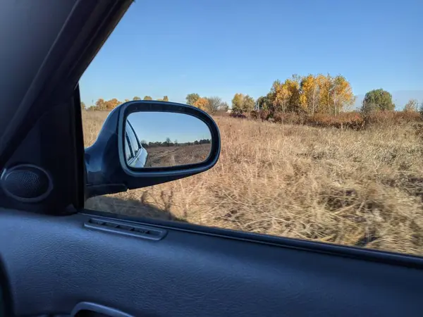 Kierowca Prowadzący Samochód Brudna Droga Auto Jesienny Krajobraz Samochodem Atoturystyka — Zdjęcie stockowe