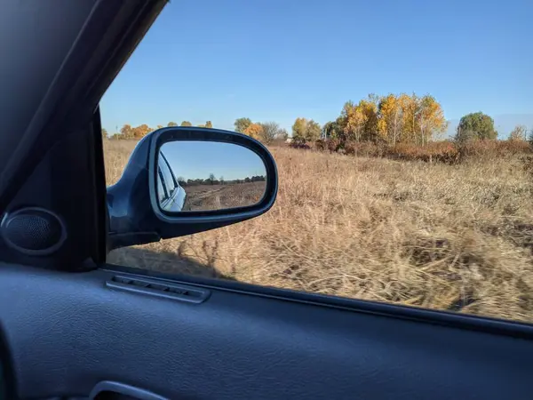 Водитель Рулём Машины Грунтовая Дорога Автомобиль Осенний Пейзаж Машиной Атотуризм — стоковое фото