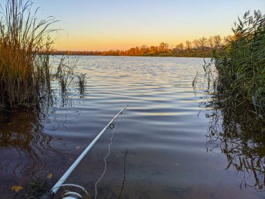 Olta ve balıkçı. Nehirde balık tutmak. Gün batımında balıkçı. balıkçılık 