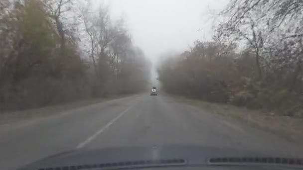 Řidič Řídí Auto Špatné Silnici Prasklina Skle Nebezpečná Cesta Ovládání — Stock video