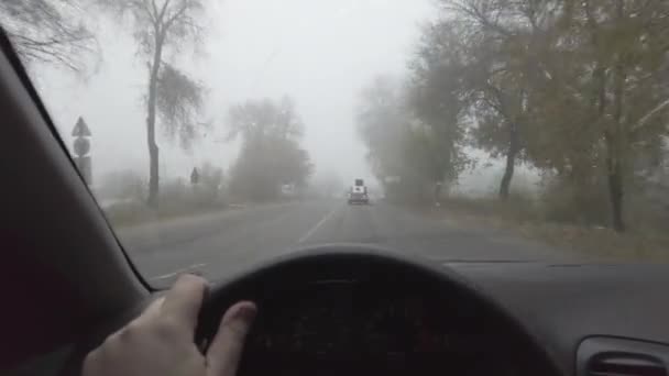 Řidič Řídí Auto Špatné Silnici Prasklina Skle Nebezpečná Cesta Ovládání — Stock video