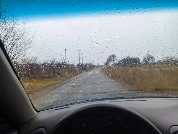 Regentropfen Auf Die Scheibe Des Autos Fahren Sie Das Auto — Stockfoto